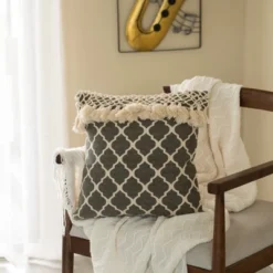 DEERLUX 16" Handwoven Cotton Throw Pillow Cover With Ogee Pattern And Tasseled Top